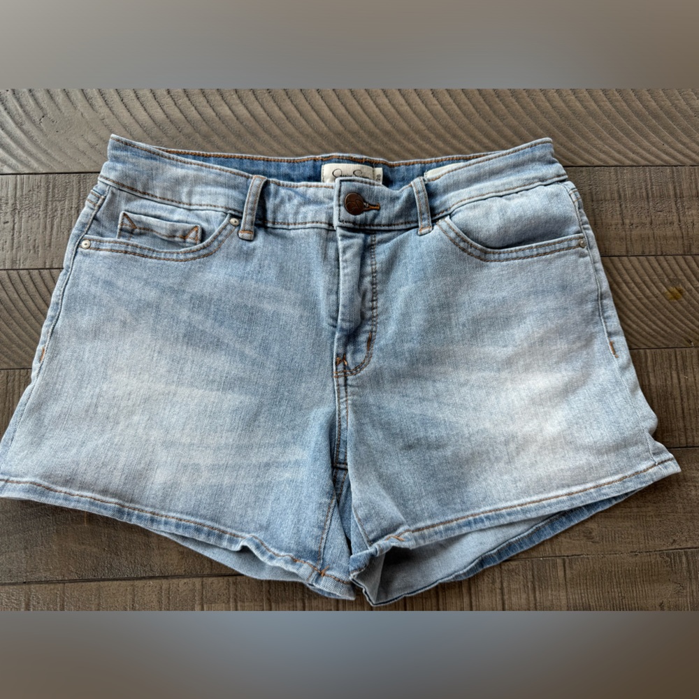 Jessica Simpson Women’s Jean Shorts Size 6/28. Preowned/Good Condition!